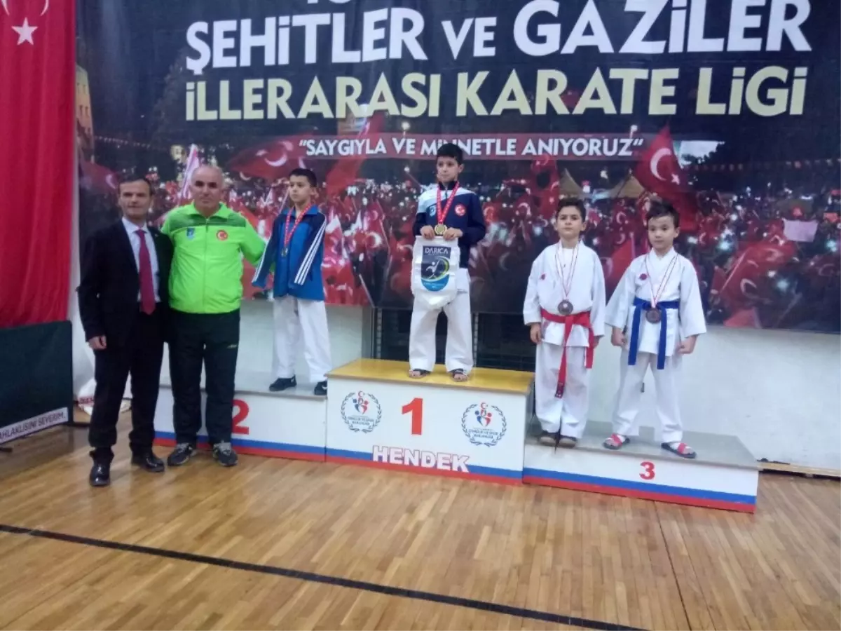 Darıcalı Kareteciler Sakarya\'da Kürsüde