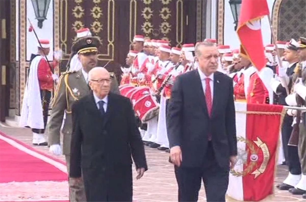 Erdoğan Tunus\'ta Resmi Törenle Karşılandı