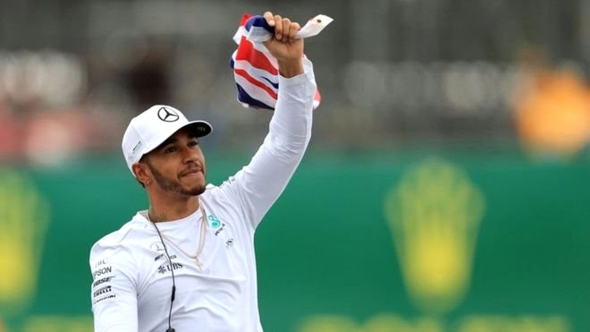 Formula 1 Yarışçısı Hamilton\'dan \'Erkekler Elbise Giymez\' Yorumu İçin Özür