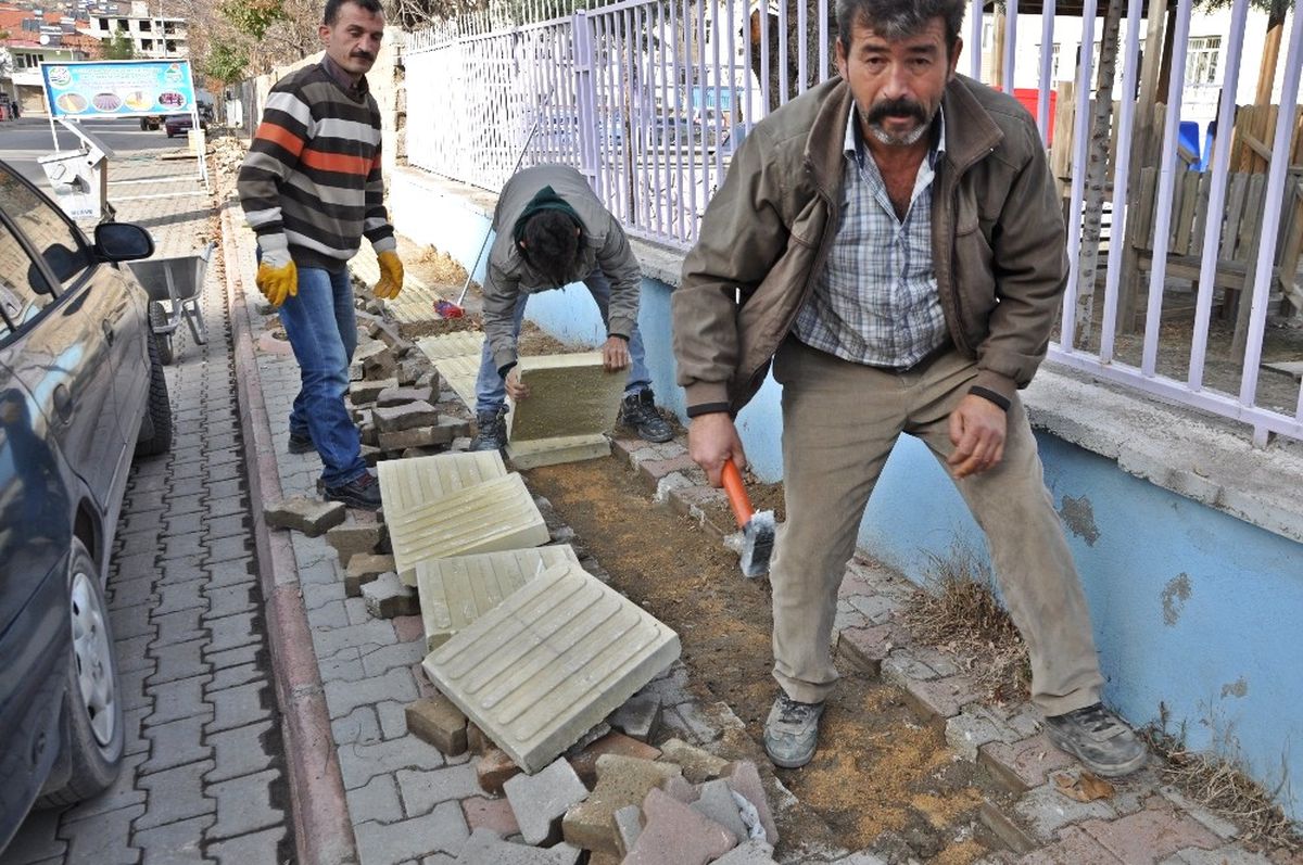 Gölbaşı İlçesinde Görme Engelliler İçin Kaldırımlara İz Yolu Yapılıyor
