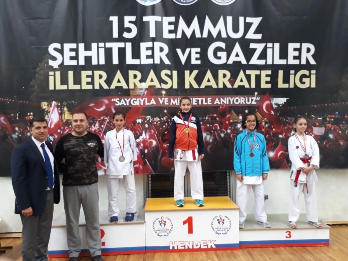 Kağıtsporlu Kareteciler Sakarya\'dan 20 Madalya ile Döndü