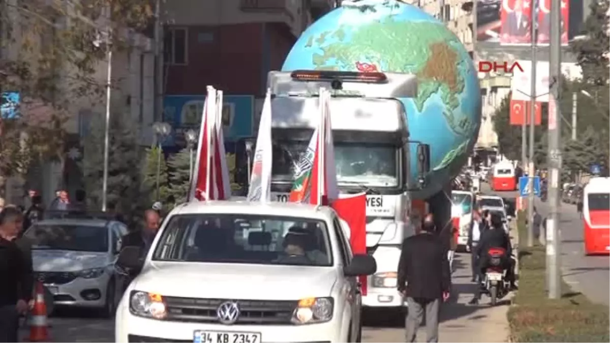 Mersin Atatürk Heykeli ve Dünya Figürüne Traktörlü Konvoy