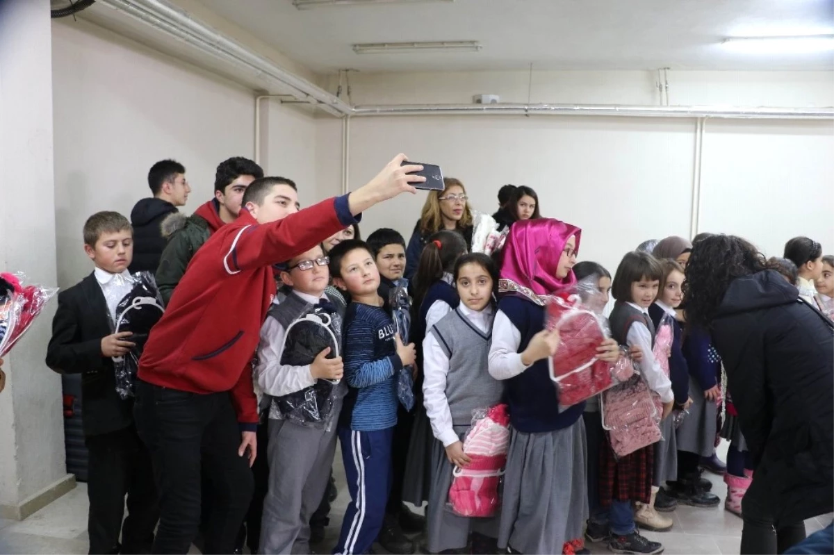 Öğrenciler Köy Çocuklarını Sevindirdi