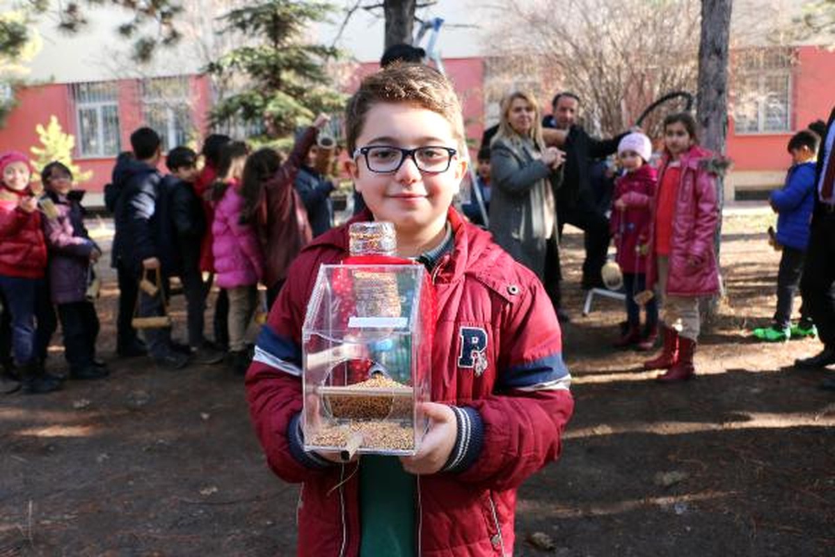 Öğrenciler, Kuşlar İçin Yuva Yapıp, Ağaçlara Yem Bıraktı