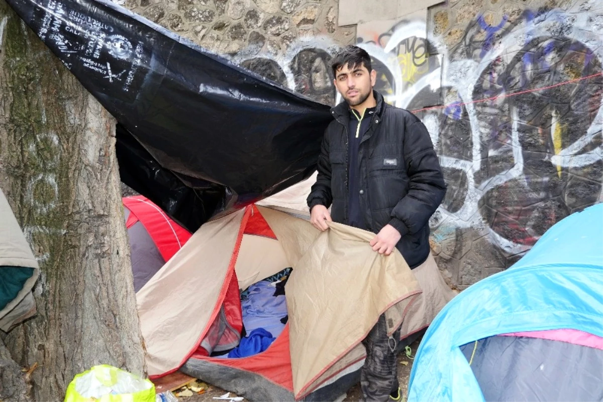 Paris\'te Sokakta Yaşayan Sığınmacılar Zor Günler Geçiriyor