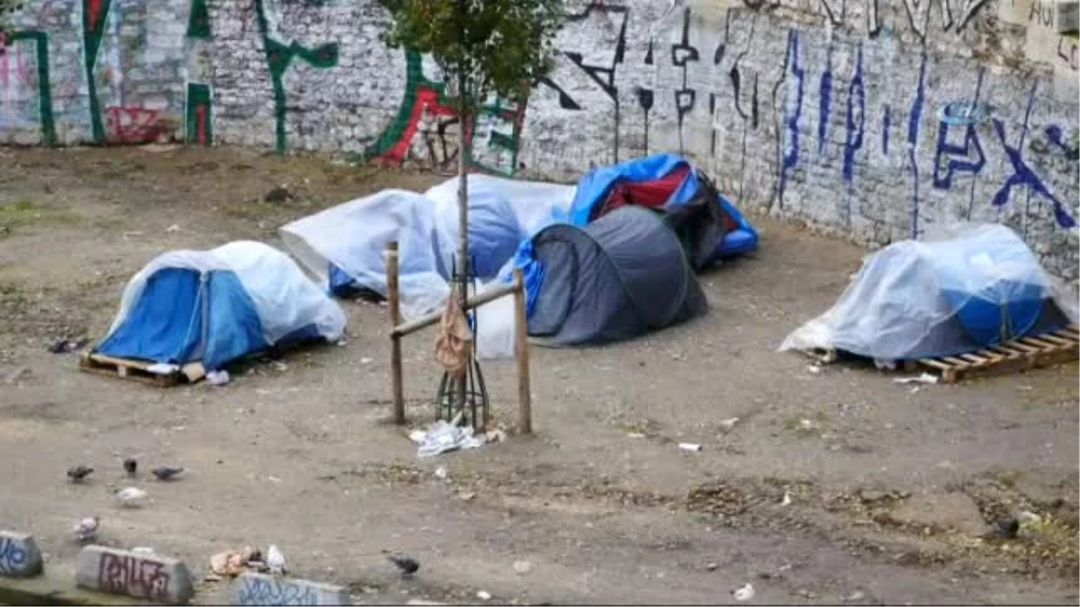 Paris\'te Sokakta Yaşayan Sığınmacılar Zor Günler Geçiriyor