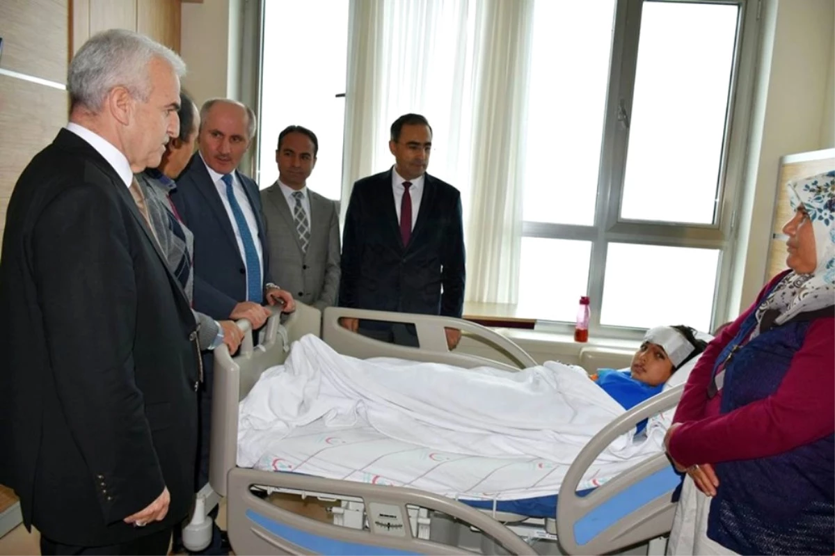 Vali Meral, Kazada Ağır Yaralanan Öğrenciyi Hastanede Ziyaret Etti