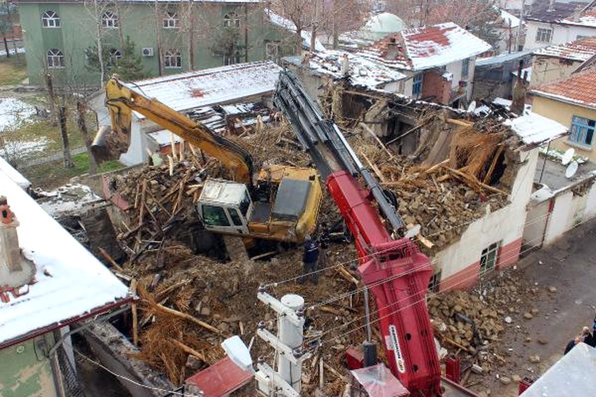 Yıkım Sırasında İş Makinesi Devrildi: 1 Yaralı