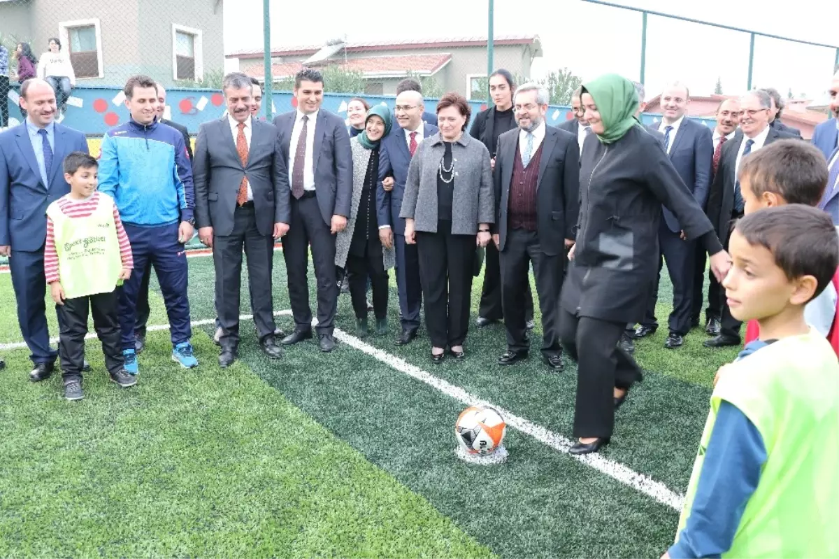 Bakan Kaya Çocuklarla Futbol Oynadı