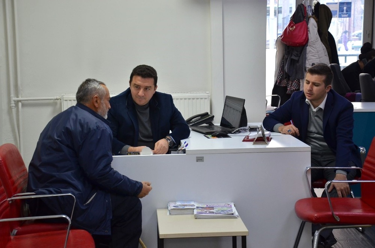 Başkan Bakıcı Vatandaşları Ak Masa\'da Karşılayarak Dertlerine Derman Oluyor
