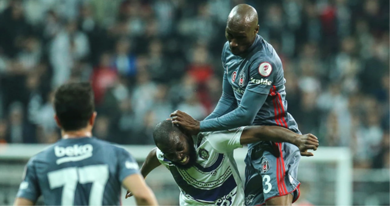 Beşiktaş\'ta Atiba Hutchinson Sakatlanarak Oyunan Çıkmak Zorunda Kaldı