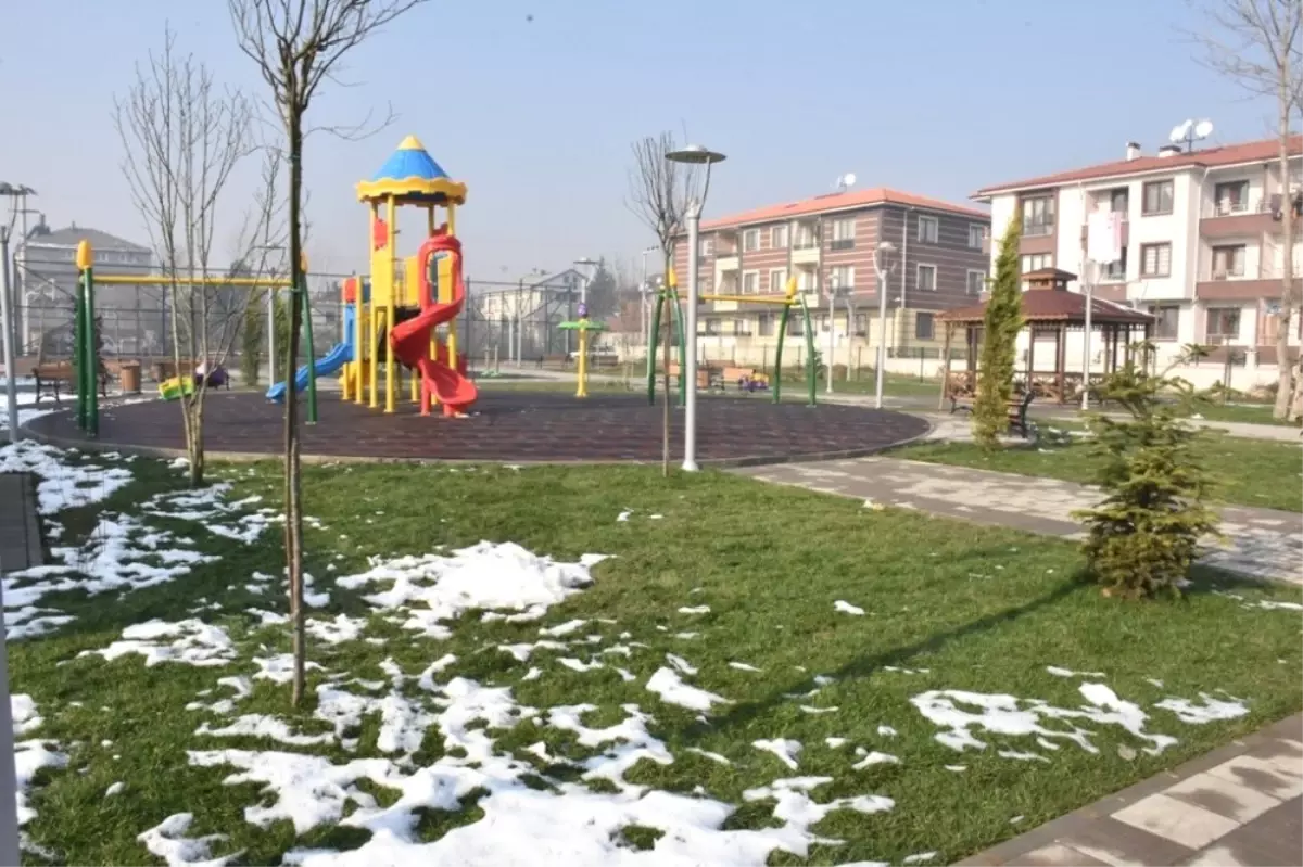 Düzce Belediyesi Mahallelerde Park Yapmaya Devam Ediyor