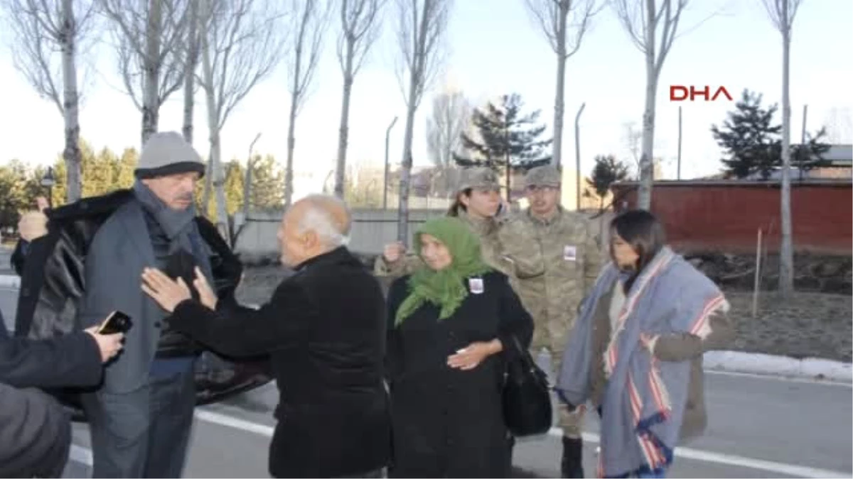 Erzurum Milletvekili Ilıcalı, Paltosunu Üşüyen Asker Babasına Verdi