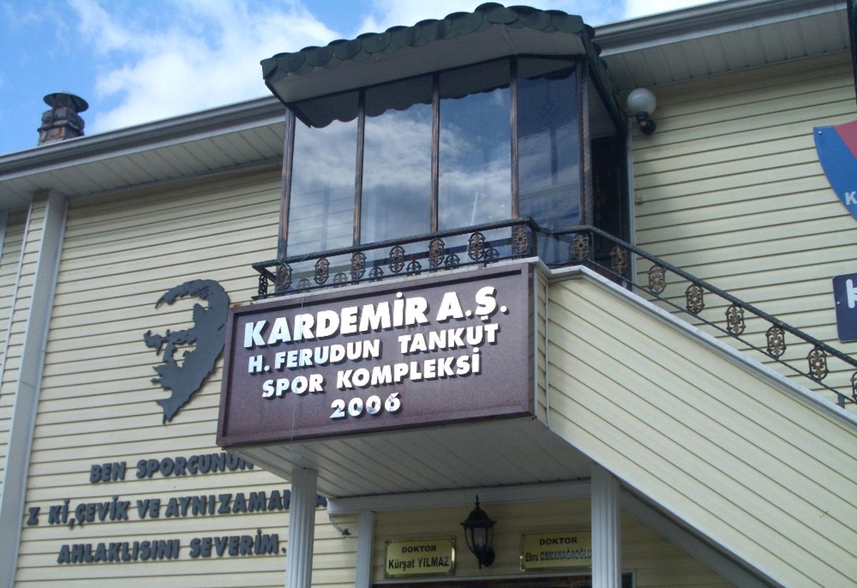 Eski Başkanın İsmi Kaldırıldı