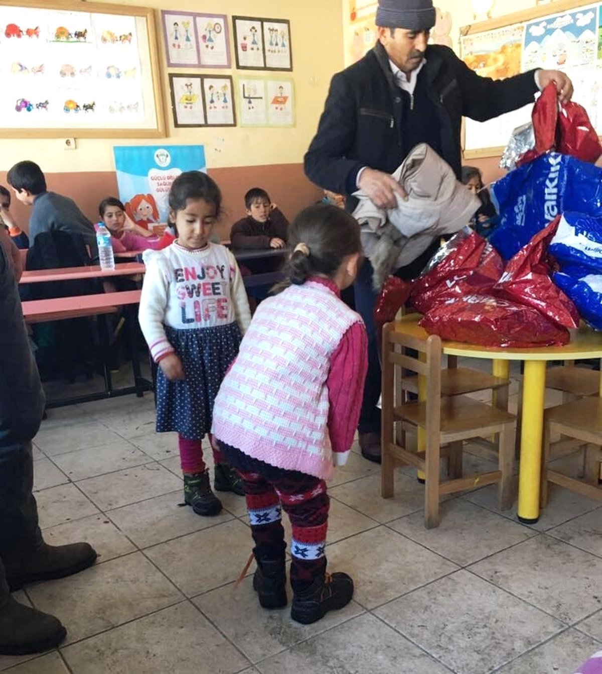 Gençlik Meclisi Üyeleri Vanlı Çocukları Sevindirdi