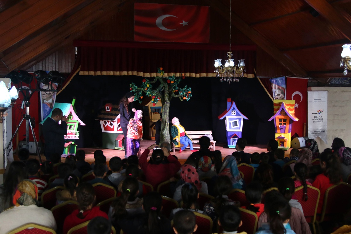 HBB Şehir Tiyatrosu Toprakkale\'de Sahne Aldı