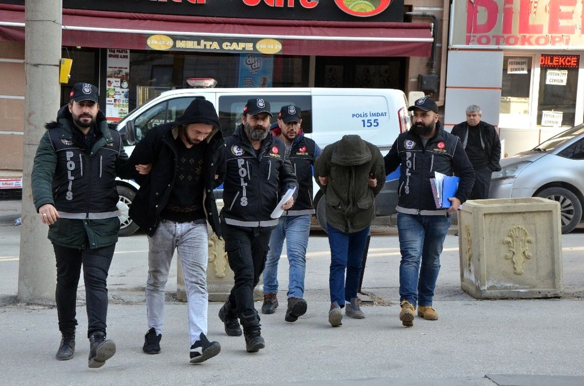 İstanbul\'dan Eskişehir\'e Uyuşturucu Getiren 2 Kişi Adliyeye Sevk Edildi