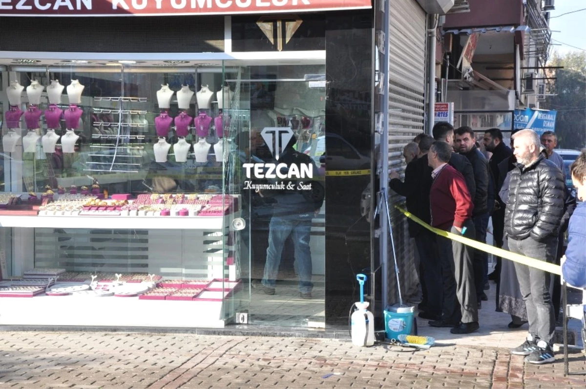 İzmir\'de Kuyumcuyu Vuran Zanlılardan Biri Yakalandı