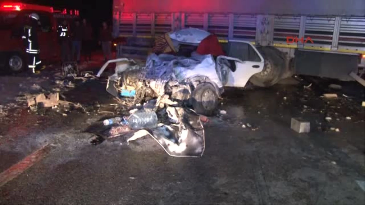 Konya Tır\'a Çarpan Otomobil Hurdaya Döndü 1 Ölü, 3 Yaralı