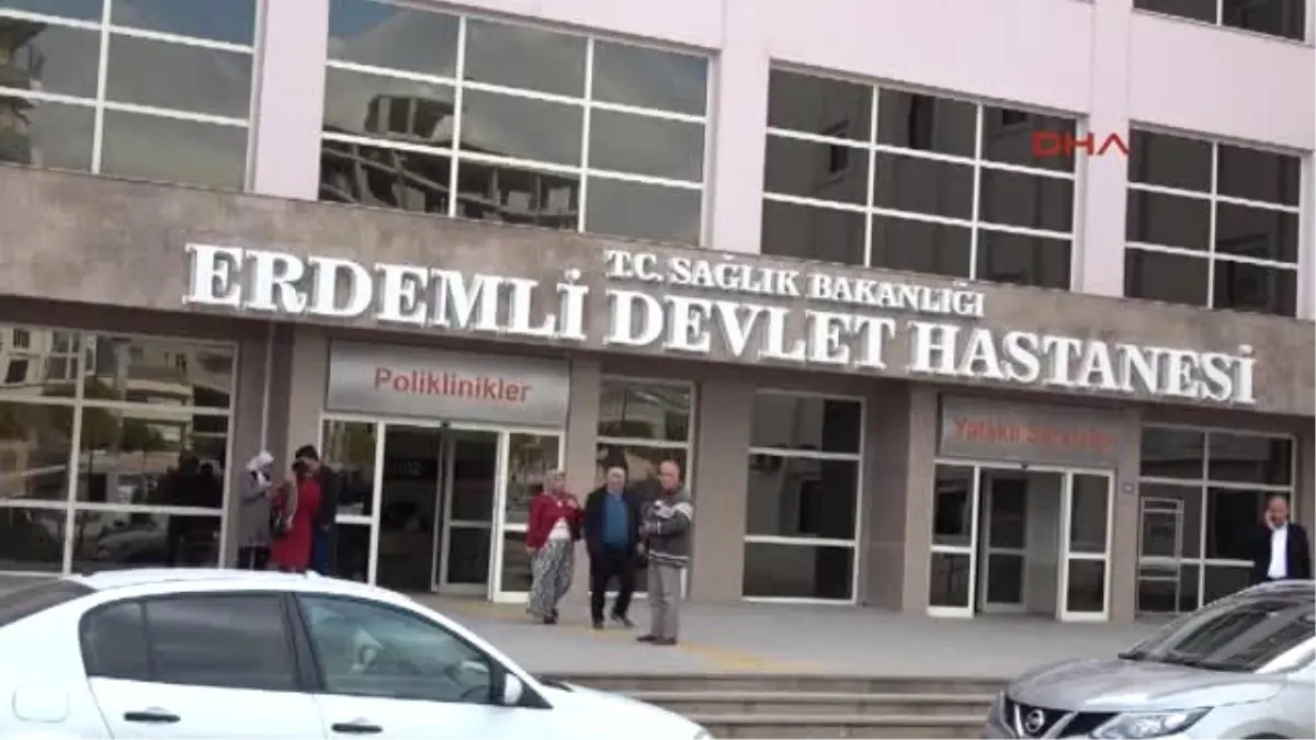 Mersin Erdemli\'de Anakolunun Çatı Sıvası Çöktü : 5 Öğrenci Yaralı