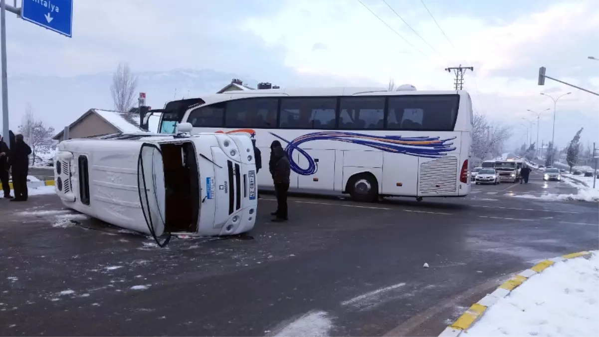 Öğrencisi Servisi ile Yolcu Otobüsü Çarpıştı: 18 Yaralı