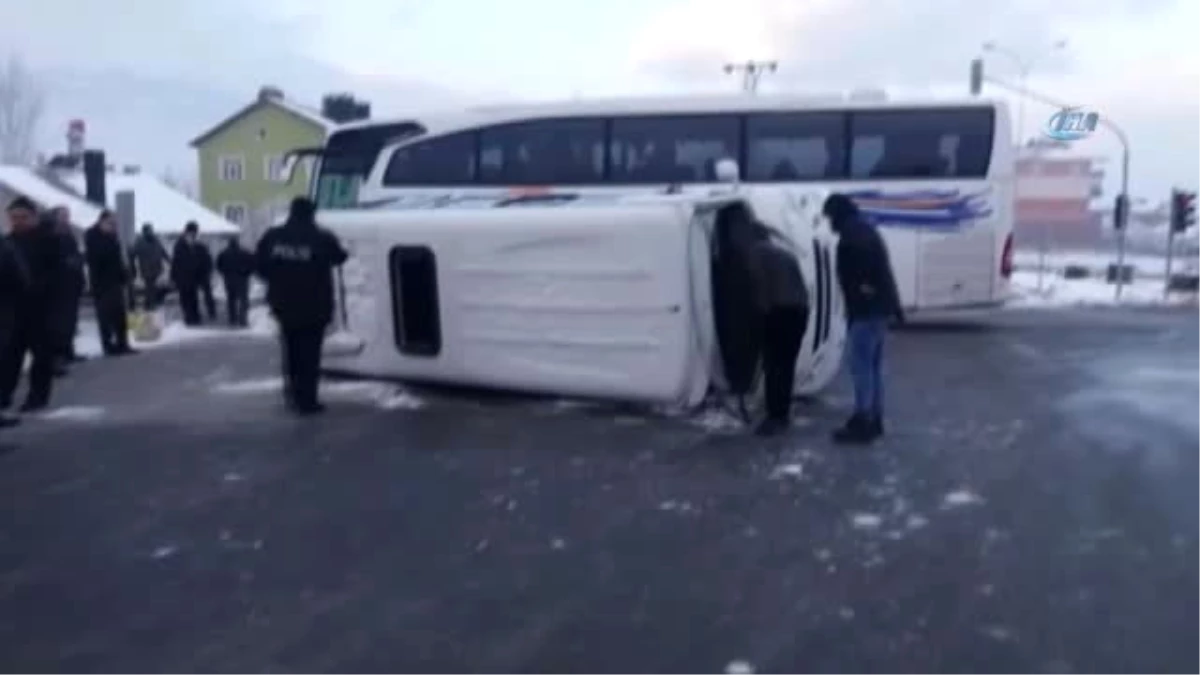 Öğrencisi Servisi ile Yolcu Otobüsü Çarpıştı: 18 Öğrenci Yaralı