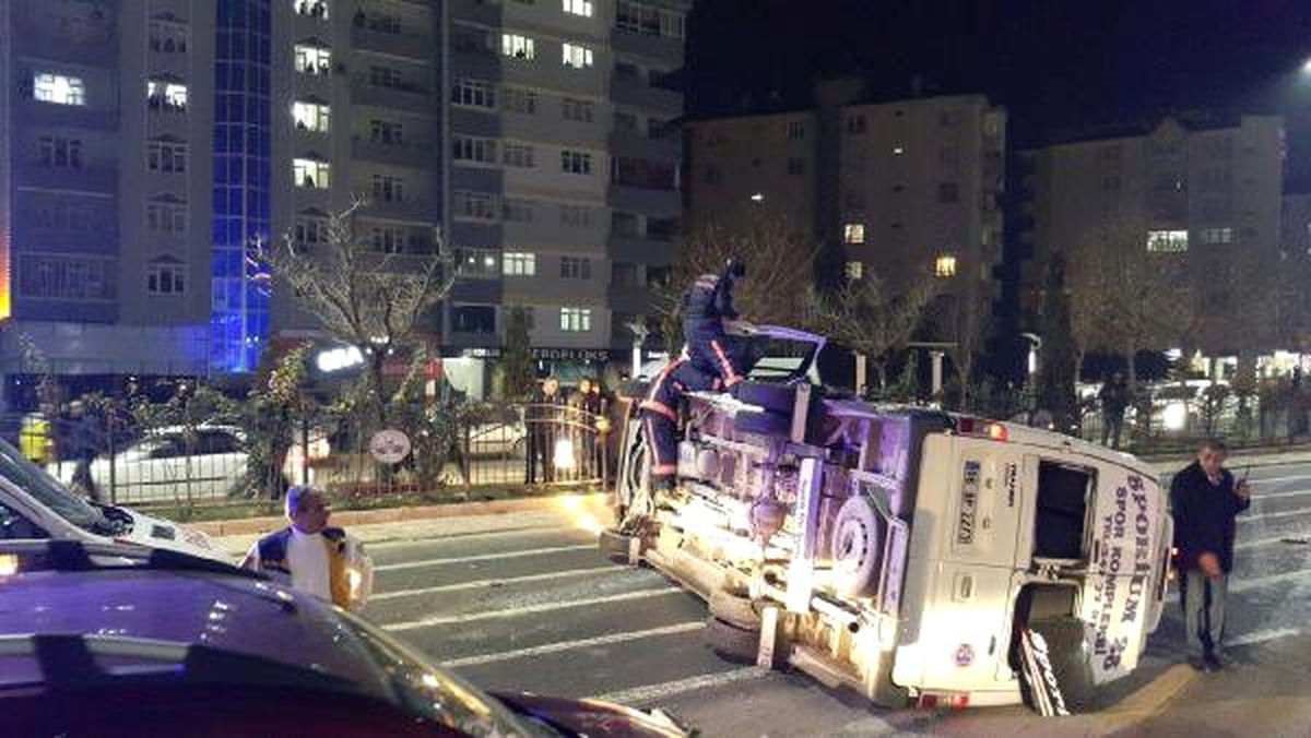 Otomobil, Minibüs ve Tankere Çarptı: 12 Yaralı