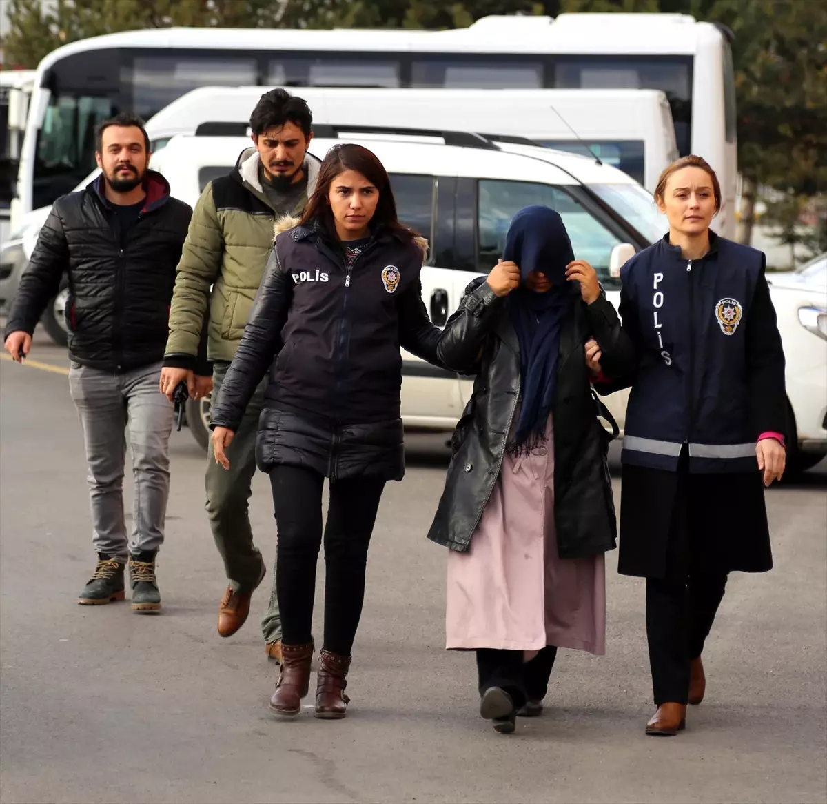 Polis Terk Edilen Bebeğin Annesini Göbek Bağından Buldu