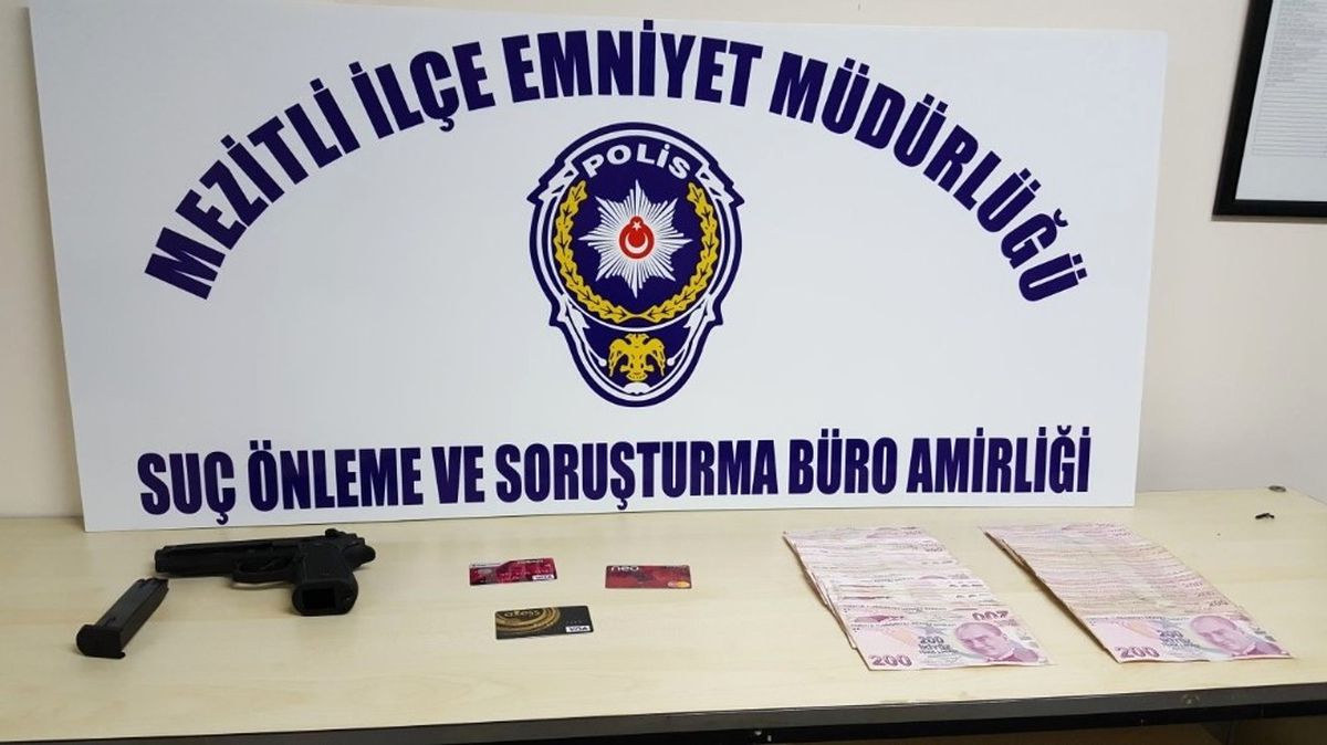 Polisim" Diyerek 18 Bin 600 Lira Dolandırdı