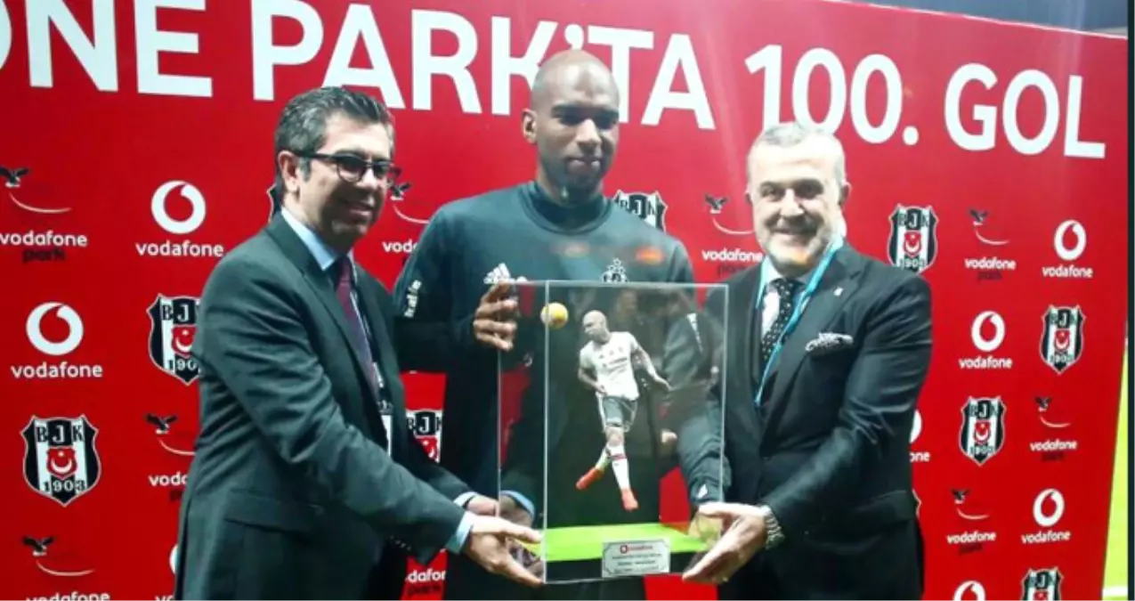 Vodafone Park\'taki 100. Golü Atan Ryan Babel Plaketini Aldı