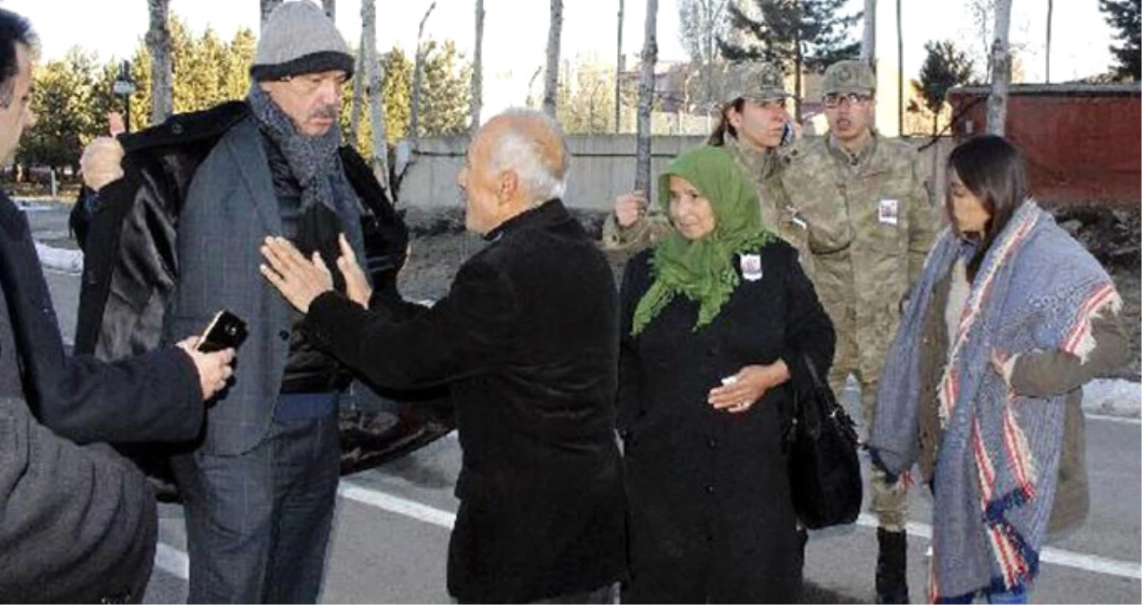 Şehit Cenazesine Katılan AK Partili Vekil, Bir Askerin Üşüyen Babasına Paltosunu Verdi