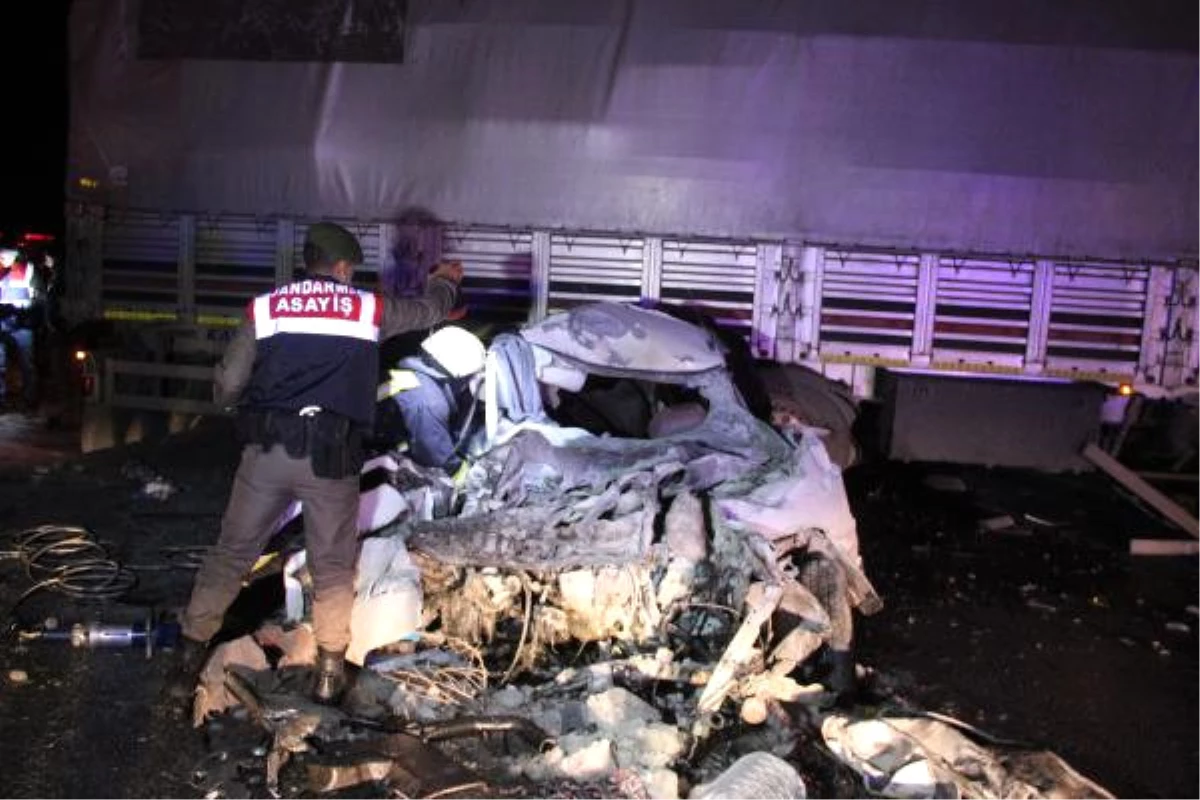 Tır\'a Çarpan Otomobil Hurdaya Döndü: 1 Ölü, 3 Yaralı