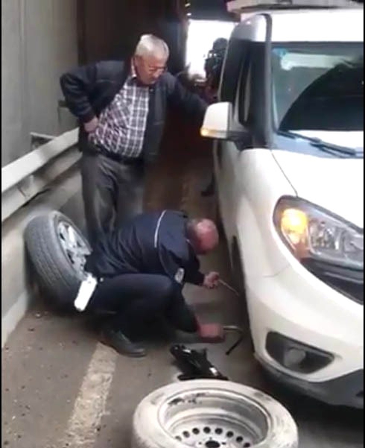 Trafik Polisi Yolda Kalan Vatandaşın Lastiğini Değiştirdi
