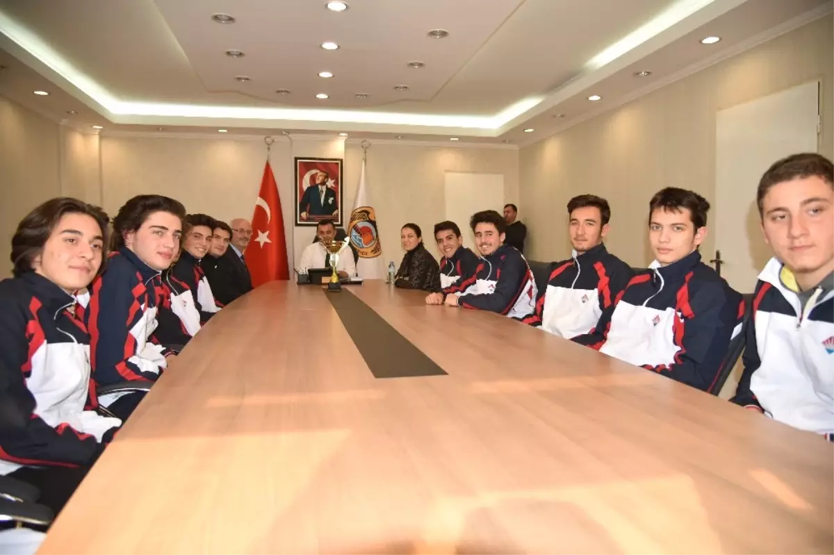 Bahçeşehir Okulu Voleybol Şampiyonlarından Başkan Yücel\'e Ziyaret