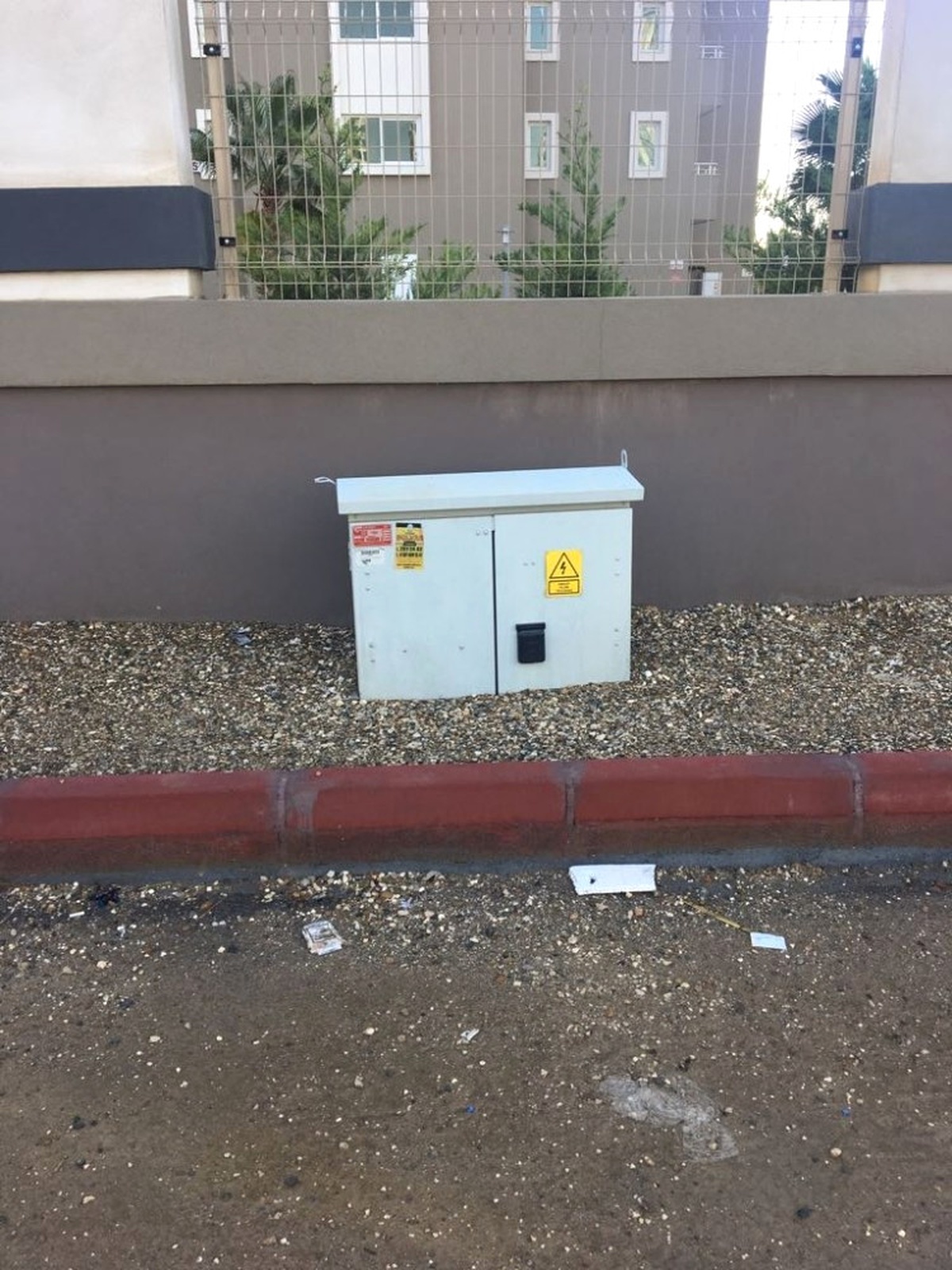 Yarısı Kaldırıma Gömülü Elektrik Trafosu Görenleri Şaşırttı