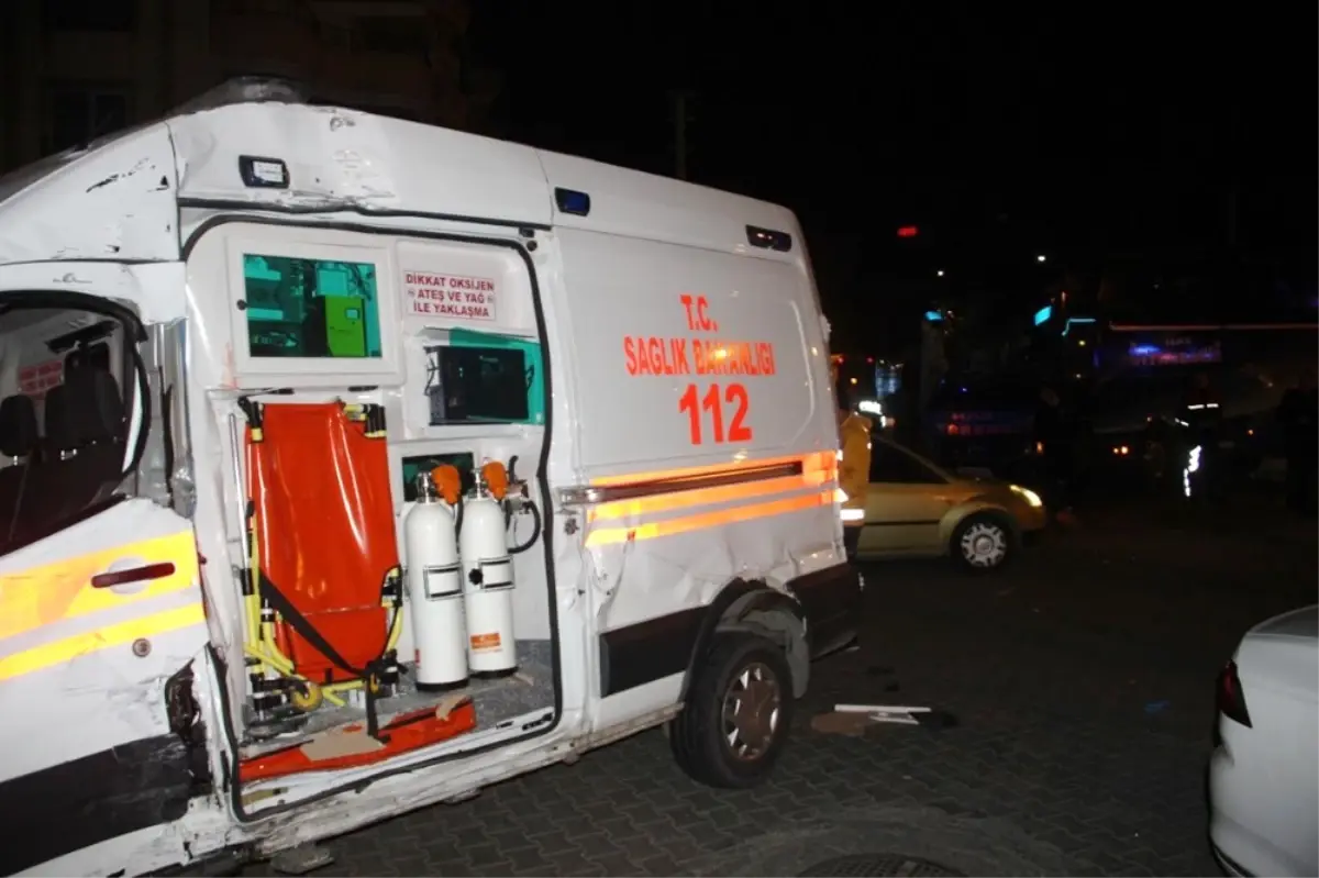 Yolcu Otobüsü ile Ambulans Çarpıştı: 6 Yaralı