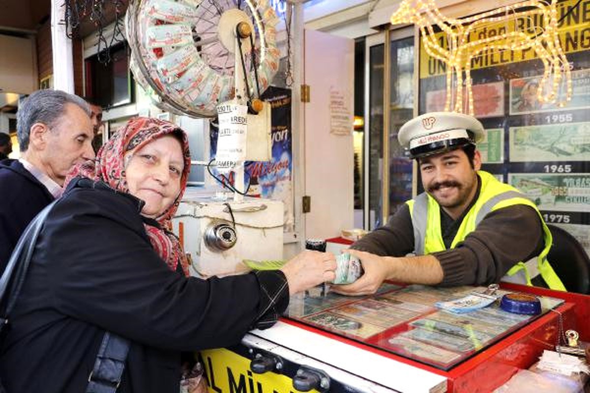 80\'lik Ayşen Nine, Otomobil Hayalini Çeyrek Bilete Bağladı