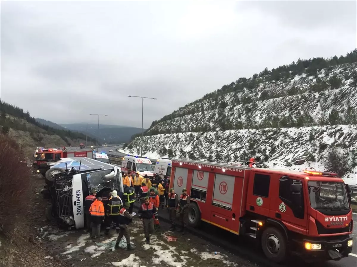 Anadolu Otoyolu\'nda Yolcu Otobüsü Devrildi: 2 Ölü, 20 Yaralı