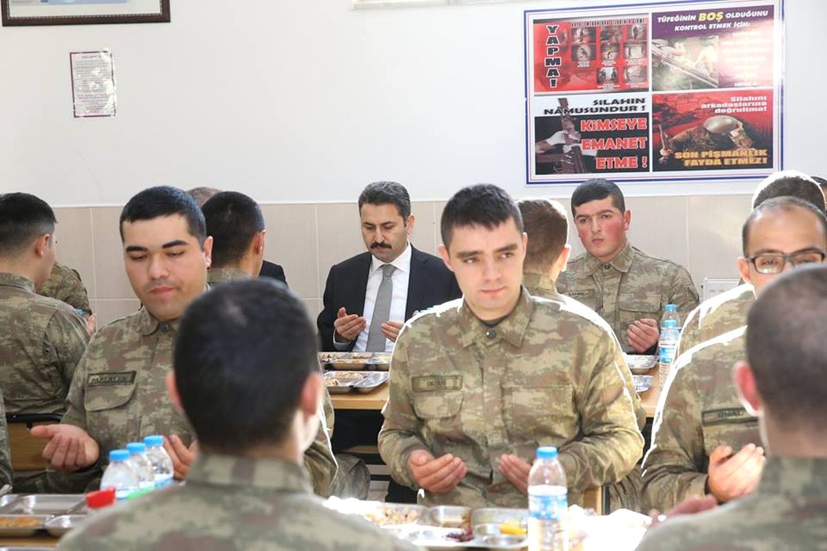 Askerlerle Birlikte Karavana Yemeği Yediler