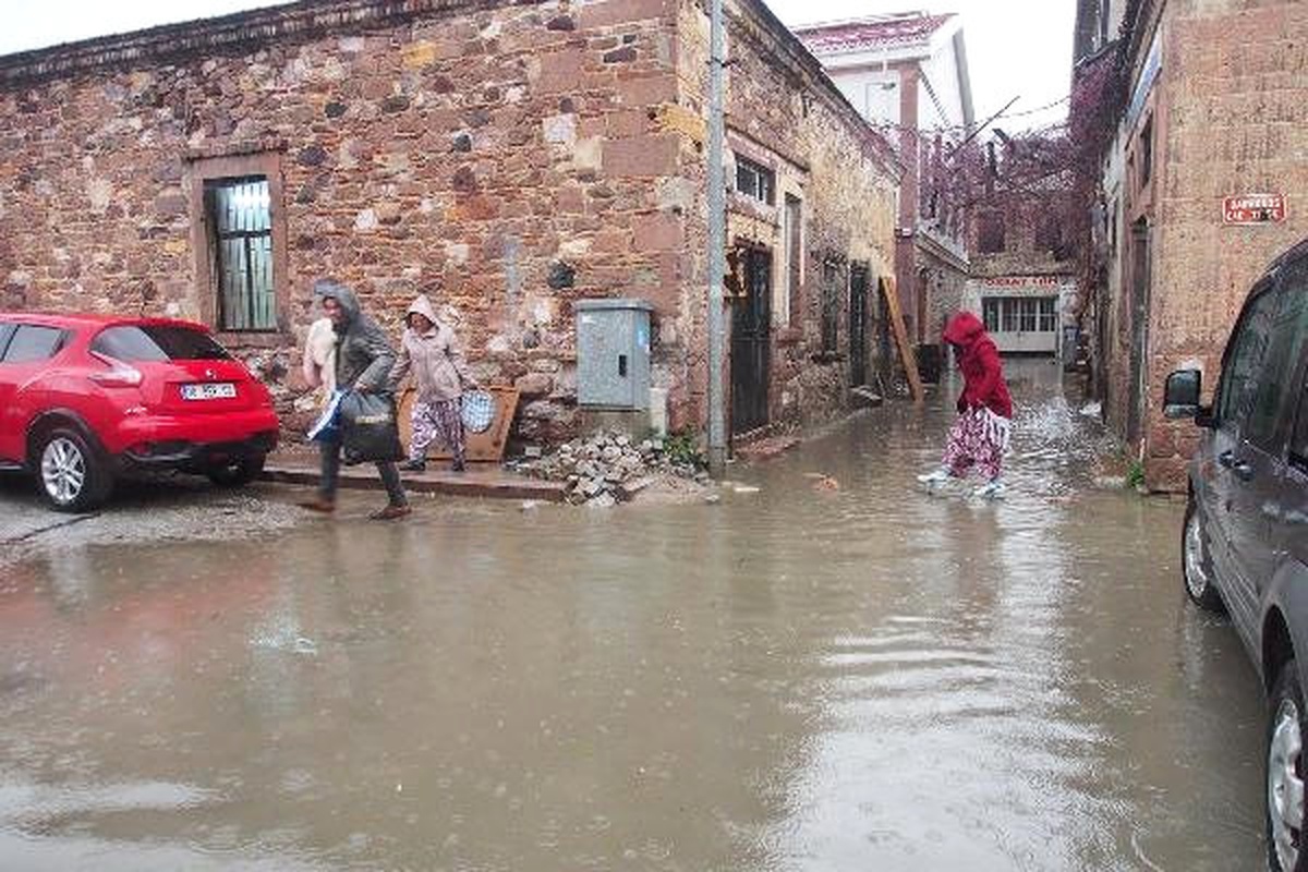 Ayvalık\'ta 12 Saatte Metrekareye 41,7 Kilo Yağış Düştü