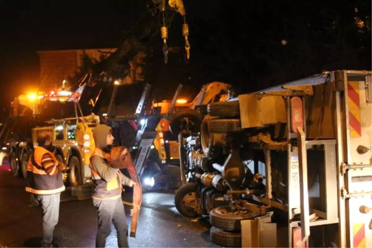 Bariyerlere Çarpıp Yan Yatan Kamyonet, Metrobüs Seferlerini Engelledi (Geniş Haber)