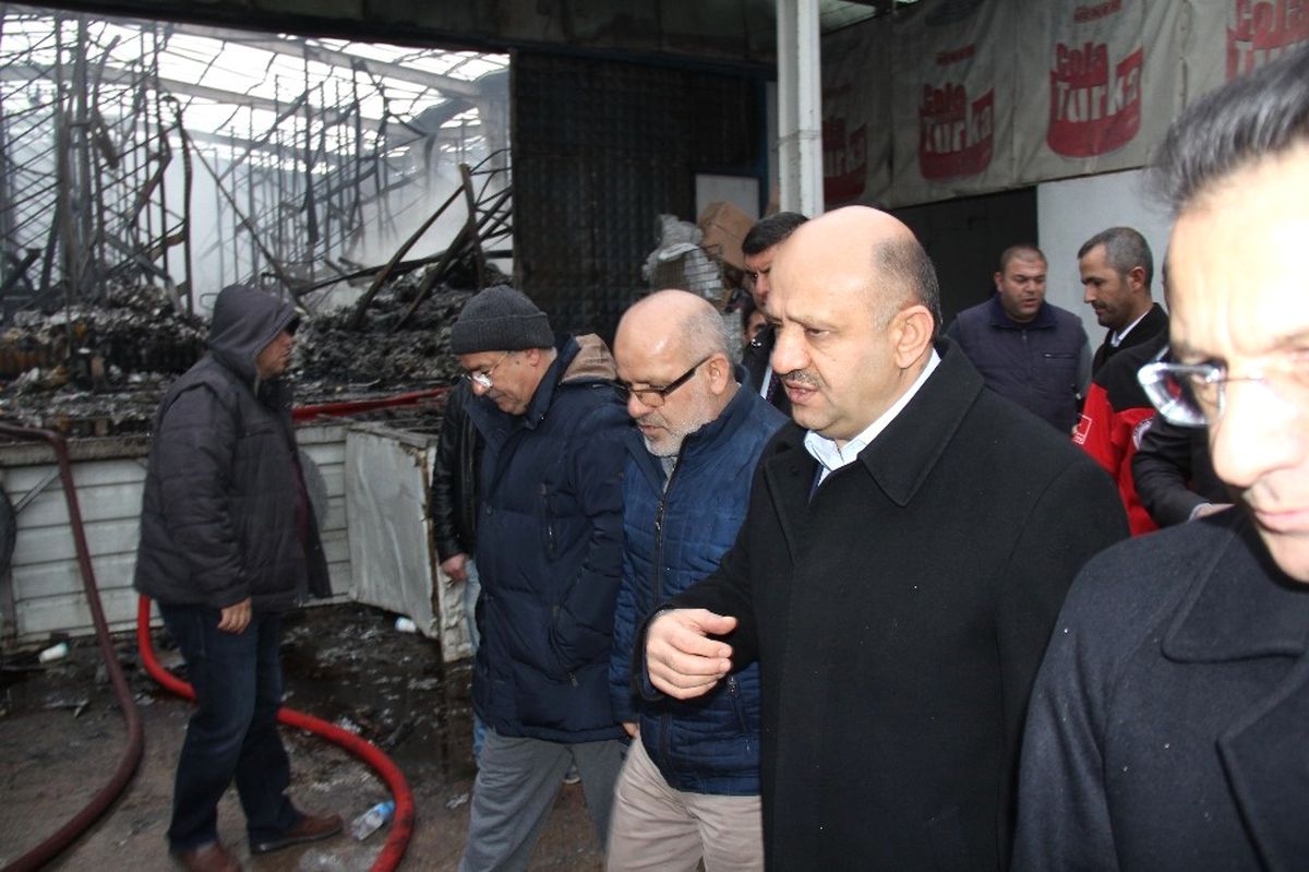 Başbakan Yardımcısı Fikri Işık, Kocaeli\'de Yanan Fabrika Alanlarını İnceledi