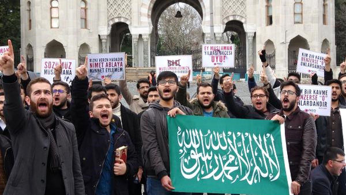 Beyazıt\'ta Yılbaşı Kutlamaları Protestosu