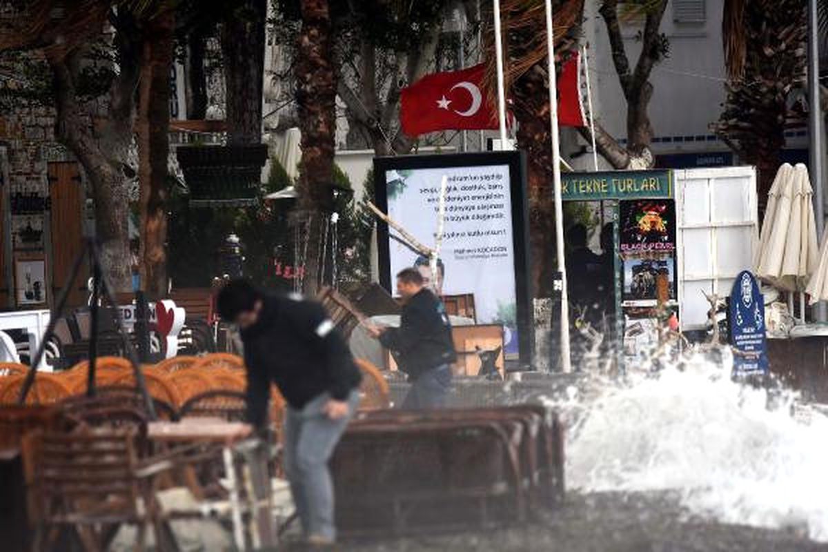 Bodrum\'u Lodos ve Sağanak Vurdu