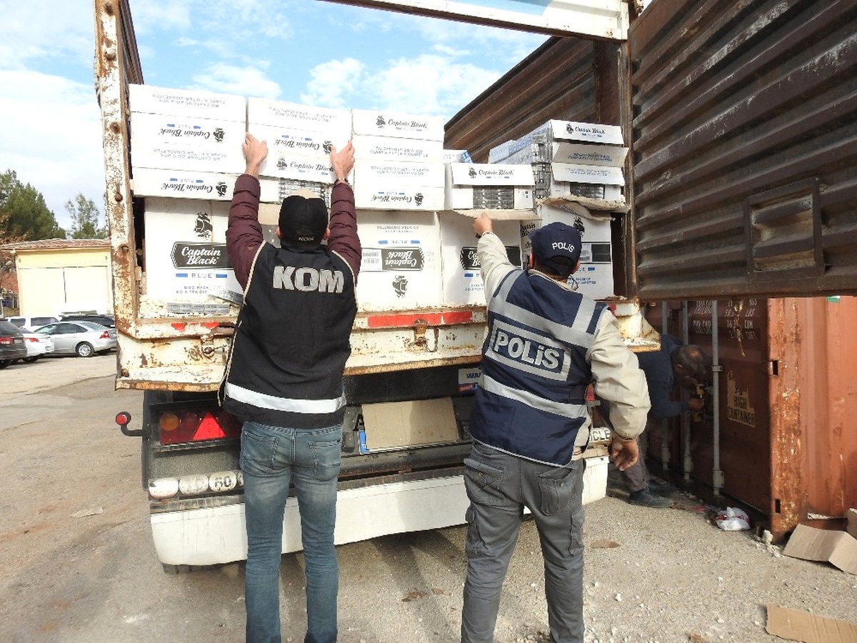 Çakıl Arasında Kaçak Sigara Nakliyatına Polis Darbesi