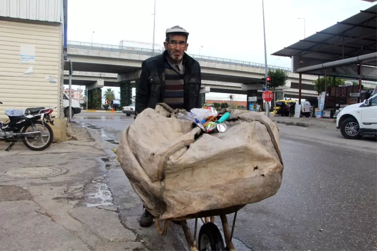 Çöp Arabası ile Günde 50 Kilometre Yürüyerek 3 Çocuk Okutuyor