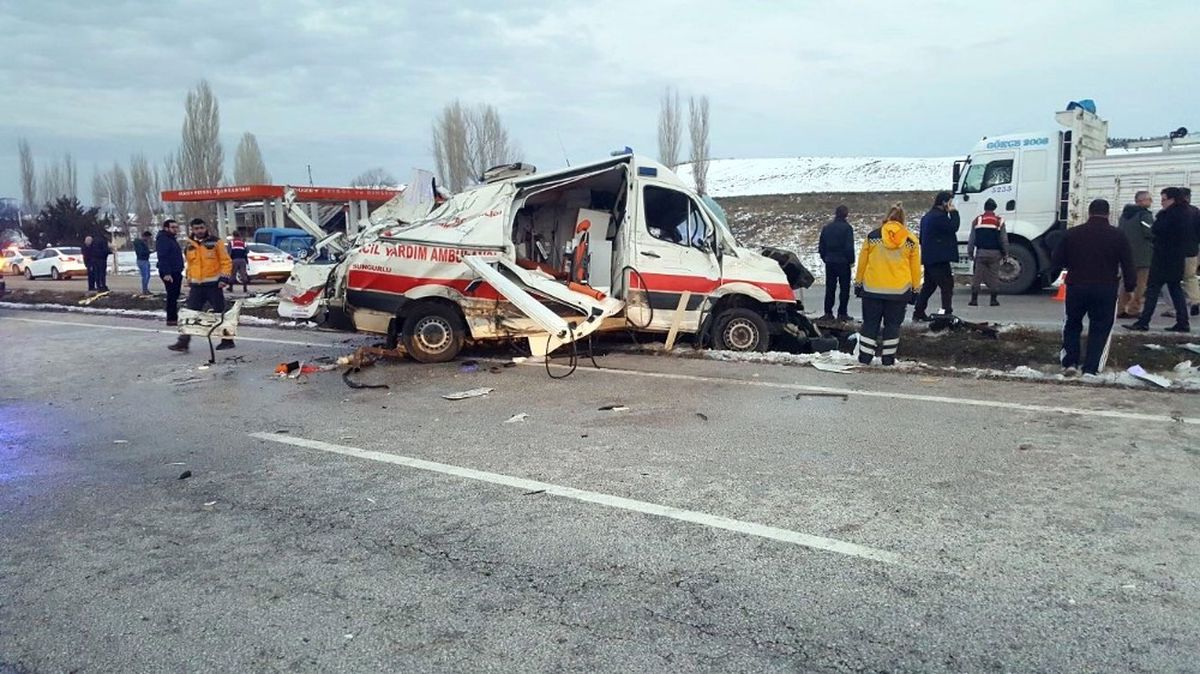 Çorum\'da Ambulans Kaza Yaptı: 1 Ölü, 3 Yaralı