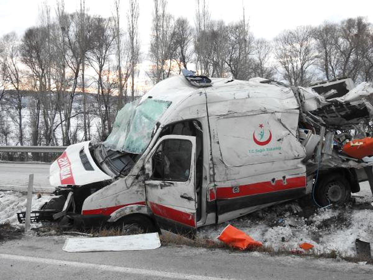 Çorum\'da Ambulans Kaza Yaptı: 1 Ölü, 3 Yaralı
