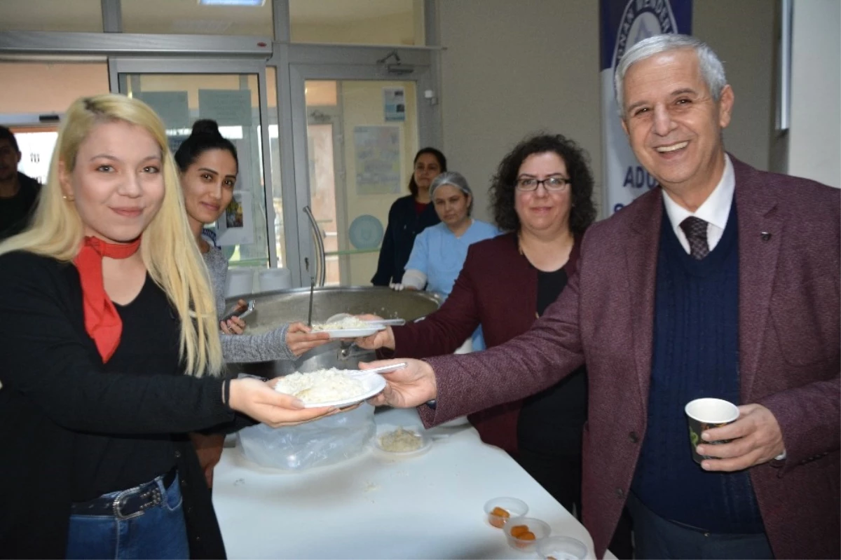 Dekan Öğrencilerine Kendi Eliyle Pilav Dağıttı