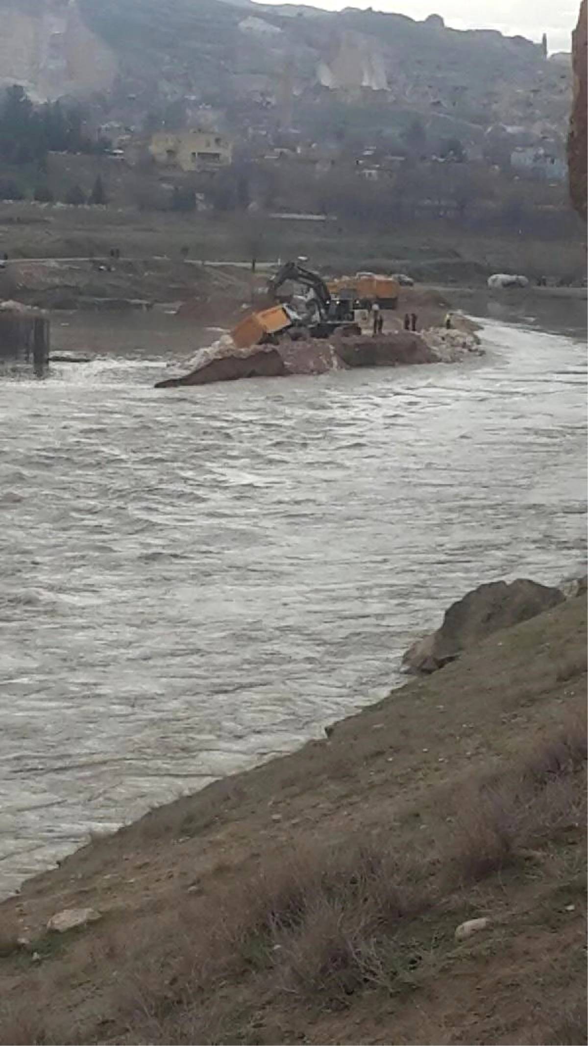 Dicle\'de Setler Yıkıldı, İş Makineleri Suyun Ortasında Kaldı